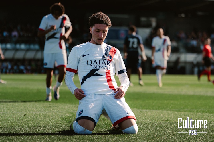 En huitièmes de finale de la Youth League, le PSG défiait Helsinki et les Parisiens n'ont laissé aucune chance aux Finlandais (6-1). Ayari (photo) a marqué deux buts dans le premier quart d'heure et Mounguengue a encore marqué avant même la demi-heure. Jangeal a donné de l'ampleur au score avant que Paris ne s'endorme un peu et prenne un peu. Mais en fin de partie, les deux entrants Idder Khafi ont donné une ampleur large et méritée au succès du PSG. Direction les quarts de finale pour les U19 !