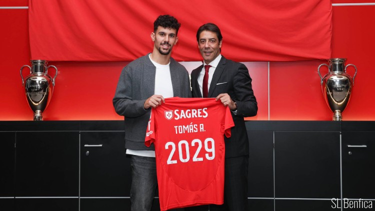 Comme attendu, le défenseur central portugais Tomas Araujo (22 ans) a prolongé son contrat avec le SL Benfica cette semaine, mais reste plus que jamais une cible potentielle du PSG en vue du mercato d'été prochain.