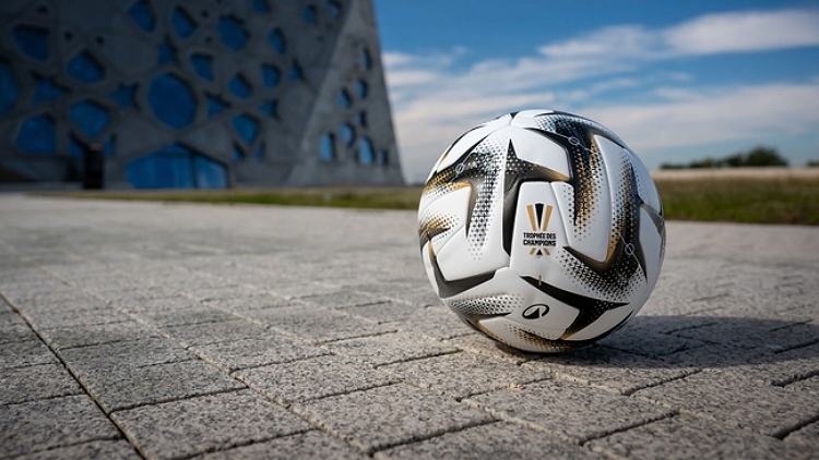 A deux jours du choc PSG/OM, la LFP et Decathlon ont dévoilé le ballon qui sera utilisé ce jeudi au Jaber Al-Ahmad International Stadium de Koweït City lors du Trophée des champions 2025.