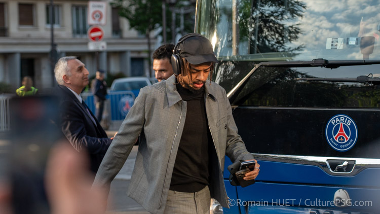 Alors qu'il est attendu ce dimanche en Angleterre pour passer sa visite médicale avant de signer à Liverpool, Bradley Barcola a déjà fait ses adieux au vestiaire du PSG selon nos informations.