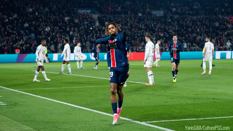 D’après les informations de L’Équipe, le PSG a entamé des discussions avec Bradley Barcola en vue d’une prolongation. L’ailier parisien, sous contrat jusqu’en juin 2028, souhaite néanmoins attendre la fin de saison avant de se positionner dans ces échanges.