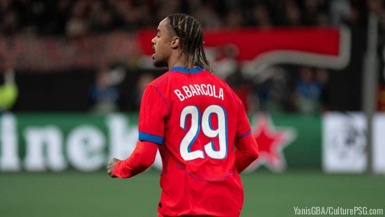 Bradley Barcola a célébré son superbe but à Stamford Bridge en imitant la célèbre célébration de Didier Drogba, ancienne légende de Chelsea passée par l'OM et qui avait chambré le Parc en 2004. Une célébration que d'autres joueurs du PSG avaient visiblement prévu de faire en cas de but.