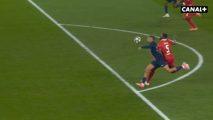 Le PSG s'est incliné 1-0 mercredi soir face à Liverpool après avoir dominé tout le match. Un match marqué par une décision controversée de l'arbitre italien Davide Massa à la 25e minute, qui n'a pas sifflé faute d'Ibrahima Konaté sur Bradley Barcola à l'entrée de la surface. Une action qui valait un rouge pour Luis Campos, mais aussi pour de nombreux consultants anglais.