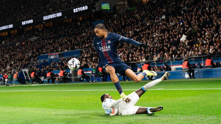 Très généreuse sur ses réseaux sociaux, la Ligue 1 a partagé de nombreuses petites vidéos du récent PSG/OM depuis lundi, dont celle du dribble aérien de Bradley Barcola face à Timothy Weah en ultra slow motion. Sublime.