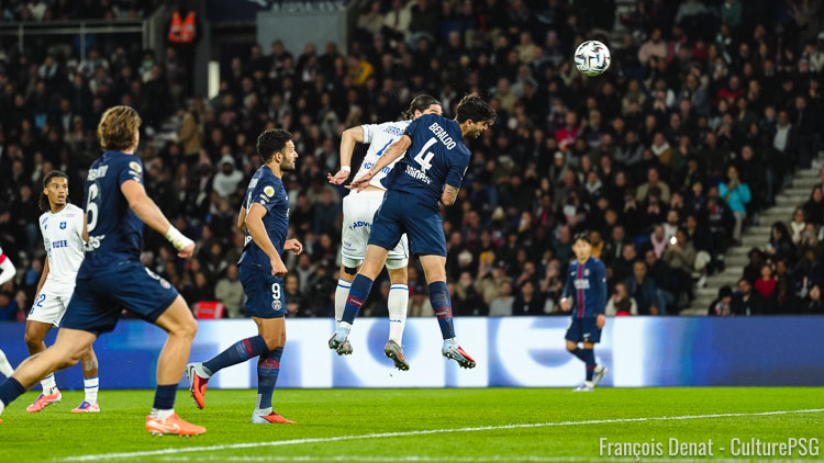 Dans le cadre de la sixième journée de la Ligue 1 2025/2026, le PSG vient de marquer un deuxième but contre l'AJ Auxerre par Lucas Beraldo, parfaitement servi par Mayulu sur corner. Voici ce but de Beraldo contre Auxerre en video : 