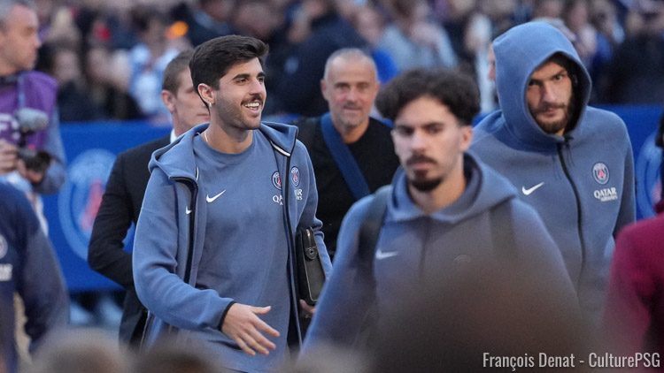 Lancé depuis plusieurs mois dans une nouvelle vague de prolongations, le PSG a déjà sécurisé l'avenir de Willian Pacho et Fabian Ruiz, même s'il n'a pas encore officialisé ces opérations. Selon L'Equipe, une troisième prolongation serait très bien engagée et personne ne l'avait vu venir.