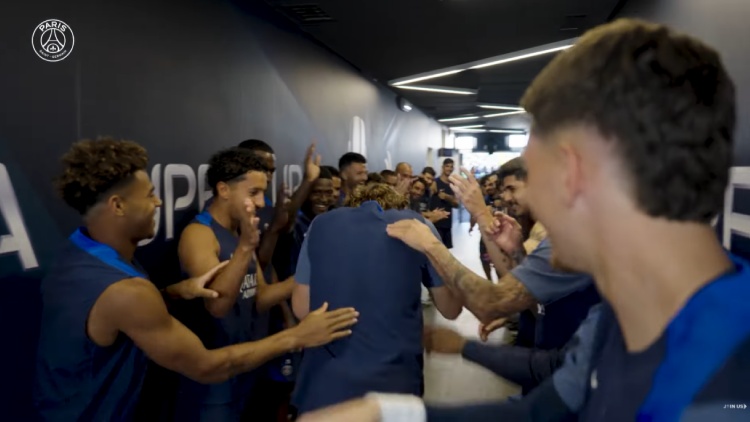 Le PSG a dévoilé une vidéo des coulisses de sa préparation de la Supercoupe d'Europe face à Tottenham. L'occasion de découvrir le petit bizutage réservé aux trois recrues estivales Lucas Chevalier, Illya Zabarnyi et Renato Marin.