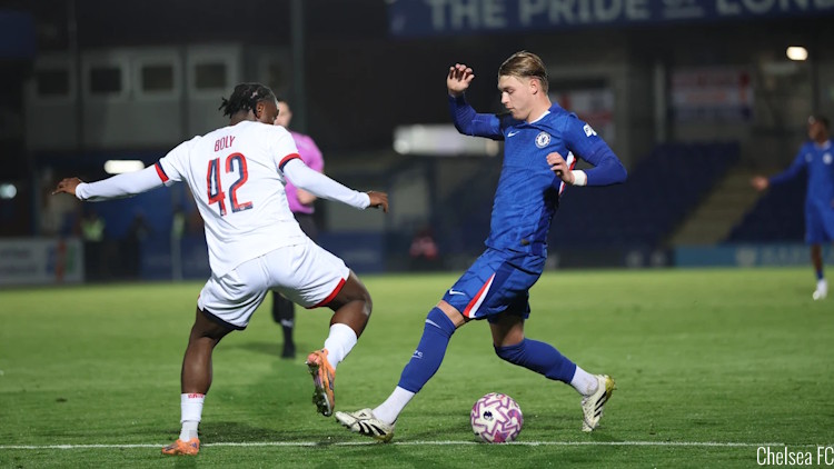 Dans le cadre de la Premier League International Cup, l'équipe U21 du PSG, renforcée par quelques noms connus comme Boly, Kamara ou Housni, s'est imposée sur la pelouse de Chelsea, renforcé par Disasi, ce mercredi soir de façon plutôt méritée. Noah Nsoki a joliment ouvert le score peu après la pause, Housni a inscrit un doublé avec deux buts de pur attaquant.