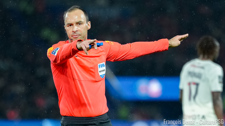 Les arbitres de la 30e journée de Ligue 1 sont connus et c'est un arbitre autant expérimenté que controversé qui a été désigné pour diriger le choc PSG/OL de dimanche soir (20h45).
