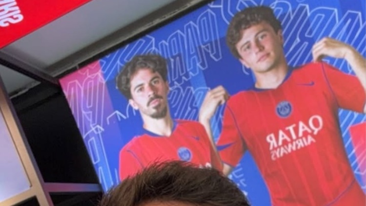 Destination prisée des touristes du monde entier, Paris a reçu cette semaine la visite d'un capitaine d'un grand club européen, qui n'a pas manqué de faire un petit tour incognito à la boutique du PSG 