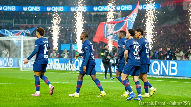 Les joueurs du PSG étaient forcément ravis après leur magnifique victoire 5-0 face à l'OM dimanche soir. Retrouvez la joie du vestiaire en vidéo avec notamment un Marquinhos très heureux et taquin.