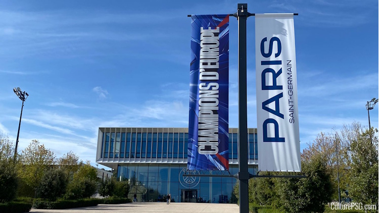 Il y a quelques jours à l'occasion de la rentrée 2025, nous avons été invités par le PSG à visiter la cité éducative du Campus, un moment particulièrement intéressant pour nous qui suivons le centre de formation depuis toujours, la formation ayant pris ses quartiers sur place depuis maintenant plus d'un an. Voici la cinquième et dernière partie de notre dossier, avec une interview du défenseur international Emmanuel Mbemba. Il évoque sa scolarité, ses objectifs, sa vie au Campus et sa fierté d'être pensionnaire du centre de formation parisien.
