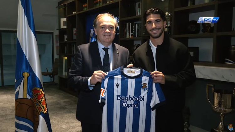 Après Marco Asensio (Fenerbahçe), le PSG a officialisé le transfert de son autre milieu espagnol Carlos Soler à la Real Sociedad.