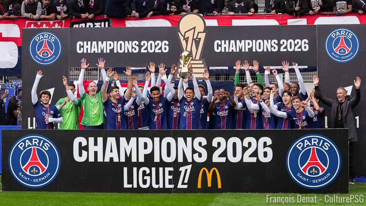 Avant un match qu'il n'a pas vraiment joué vu l'intensité mise, le PSG avait reçu sur la pelouse du Paris FC son trophée de champion de France. Une cérémonie à la va-vite, dans un coin de stade.