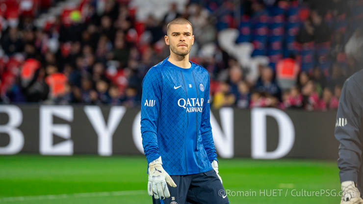 Cloué sur le banc de touche depuis des mois et pas totalement intégré au sein d'un vestiaire du PSG où il navigue entre plusieurs groupes, Lucas Chevalier a toutefois une porte de sortie possible apparue en Angleterre ces dernières semaines.