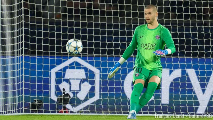 Gardien de but très convoité l'été dernier, Lucas Chevalier a vu Luis Enrique s'impliquer personnellement dans son transfert au PSG l'été dernier, avec des mots forts pour le gardien lillois de l'époque.