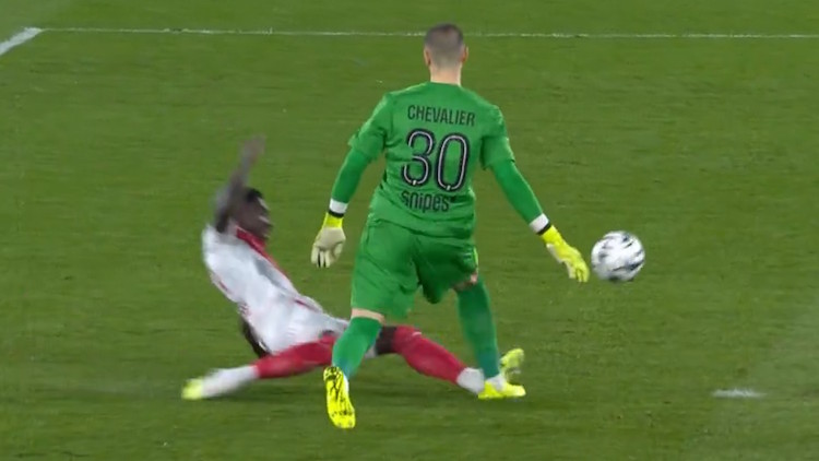 Outre le match raté des Parisiens, l'autre grand thème après Monaco/PSG (1-0) était l'horrible tacle subi par Lucas Chevalier au bout de 11 minutes de jeu et seulement sanctionné d'un carton jaune. Une sanction que l'AS Monaco a trouvé juste, de façon hallucinante.