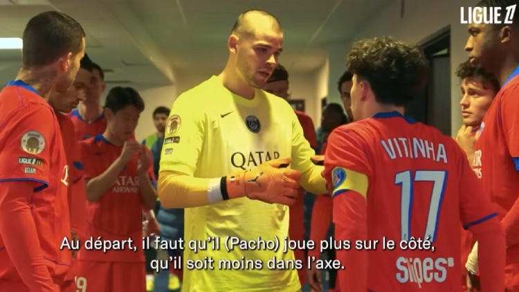 Près de deux semaines après le match OL/PSG (2-3) de la 12e journée de Ligue 1, Ligue 1+ a dévoilé son film de la rencontre avec plusieurs nouvelles images inédites, notamment celles de la caméra et du micro de l'arbitre lors de plusieurs décisions litigieuses. Une séquence intéressante à la mi-temps, avec Lucas Chevalier, Vitinha et Willian Pacho, a aussi été dévoilée.