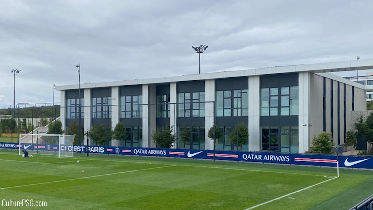 Il y a quelques jours à l'occasion de la rentrée 2025, nous avons été invités par le PSG à visiter la cité éducative du Campus, un moment particulièrement intéressant pour nous qui suivons le centre de formation depuis toujours, la formation ayant pris ses quartiers sur place depuis maintenant plus d'un an. Après deux premières parties avec le DG du PSG Victoriano Melero, le directeur sportif du Centre de formation et préformation Yohan Cabaye et Sabrina Delannoy, directrice sportive adjointe de la section féminine, voici la troisième partie, une visite instructive organisée par Mehdi Raoui, directeur de l'Education.