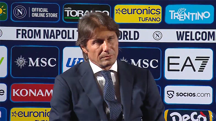 Antonio Conte a été présenté ce mercredi par le Napoli avec qui il a signé un contrat de trois ans. L'entraîneur italien a confirmé avoir mis son véto concernant un départ de Khvicha Kvaratskhelia et son président Aurelio De Laurentiis a profité de l'occasion pour tacler Nasser Al-Khelaïfi.