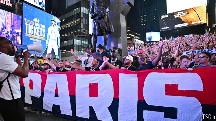 Lieu emblématique de New York où aura lieu la finale de la Coupe du monde des clubs ce samedi, Times Square a vu débarquer les ultras parisiens pour quelques chants.