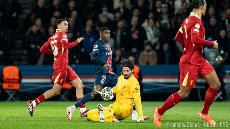 Au lendemain de l'annonce de la blessure de Mohamed Salah le rendant très incertain pour PSG/Liverpool dans moins de trois semaines, le gardien Alisson a annoncé qu'il allait être « indisponible pendant quelque temps ». Il est très incertain pour le match aller, mais aussi le retour.