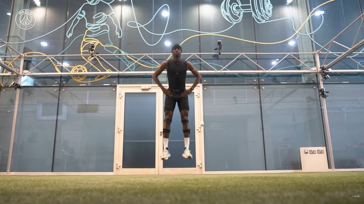 Espéré ce vendredi pour PSG/Strasbourg, six semaines après sa blessure aux ischios avec la France, Ousmane Dembélé a passé une semaine intense au centre Aspetar de Doha (Qatar) fin septembre-début octobre. Le PSG a partagé ce lundi une vidéo de 11m45s sur les coulisses de cette semaine du Ballon d'Or 2025 au Qatar avec au menu tests physiques et médicaux, musculation, soins et travail de réathlétisation. Le tout en présence de divers spécialistes et de son fidèle kiné Jean-Baptiste Duault. Dembélé était aussi accompagné de son grand ami Moustapha Diatta et a notamment croisé l'ancien Parisien Abdou Diallo. 
