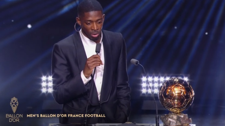 Sacré Ballon d'Or 2025 ce lundi soir à Paris, Ousmane Dembélé a tenu un magnifique discours au Théâtre du Châtelet, remerciant notamment Nasser Al-Khelaïfi et Luis Enrique pour leur confiance et leur soutien, tout en mettant en avant le collectif du PSG. Un discours très classe et aussi très émouvant à retrouver en intégralité en vidéo ci-dessous.
