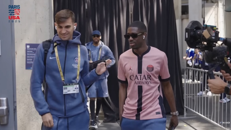 Non convoqué pour PSG/Atlético (4-0) dimanche, Ousmane Dembélé était bien présent au Rose Bowl de Pasadena pour encourager ses coéquipiers et est arrivé au stade californien avec un maillot du PSG collector issu de sa dernière collaboration avec Jordan et Kevin Durant.
