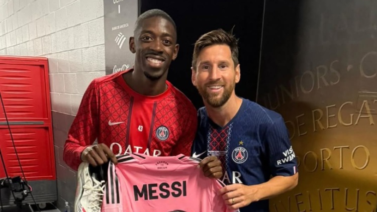 Ousmane Dembélé est reparti du Mercedes-Benz Stadium avec trois maillots d'anciens du Barça, dont celui de Lionel Messi, à qui il a aussi récupéré le short et les crampons portés dimanche lors de la victoire 4-0 du PSG face à l'Inter Miami.
