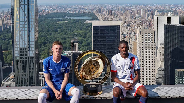 Avant de s'affronter en finale de la Coupe du monde des clubs ce dimanche, les attaquants numéro 1 du PSG et de Chelsea Ousmane Dembélé et Cole Palmer ont été réunis par la FIFA dans New York afin de refaire une photo mythique.