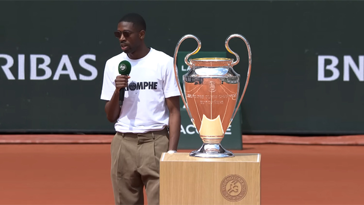 Avant de rejoindre Clairefontaine et l'équipe de France ce soir, Ousmane Dembélé a fait un nouveau crochet par Roland-Garros où il a présenté le trophée de la Champions League à un public conquis.