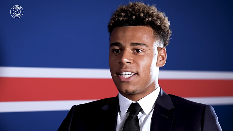 Quatrième recrue du mercato du PSG, Désiré Doué s'est confié au site officiel du club et a justifié son choix d'avoir opté pour Paris alors qu'il était aussi courtisé par le Bayern Munich. Le milieu offensif rennais de 19 ans a notamment expliqué vouloir suivre les traces de Warren Zaïre-Emery et Bradley Barcola.