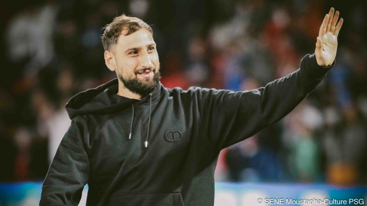 Le PSG et Manchester City continuent de discuter pour Gianluigi Donnarumma, mais à cinq jours de la fin du mercato, le transfert est encore bloqué, le club anglais n'étant pas très généreux pour le moment et toujours dépendant du départ d'Ederson.