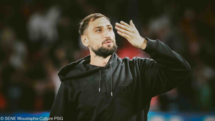 Acclamé par le Parc des Princes vendredi soir après PSG/Angers (1-0), Gianluigi Donnarumma a pu faire ses adieux aux supporters parisiens. Son avenir devrait s'écrire à Manchester City, qui négocie toujours avec le PSG à une semaine de la fin du mercato.