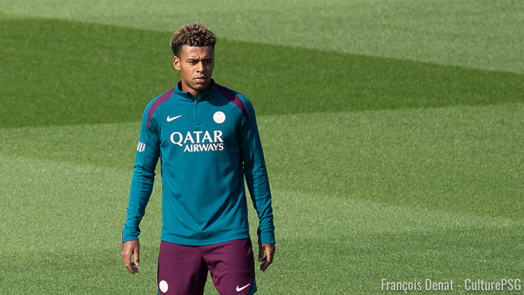 Le PSG a dévoilé le groupe de 21 joueurs retenus pour le match contre Montpellier et, si les absents sont relativement nombreux avec notamment pas mal de joueurs sur le départ, il y a aussi plusieurs nouveaux noms dont celui de Désiré Doué.