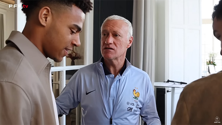 Désiré Doué est arrivé légèrement en retard à son premier rassemblement en équipe de France lundi, ce qui lui a valu un petit recadrage gentillet de son sélectionneur Didier Deschamps.