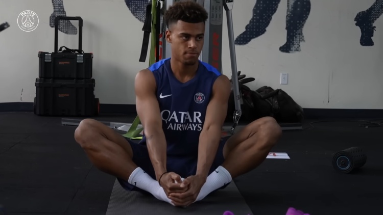 Après avoir dévoilé son nouveau maillots et quelques produits d'entraînement la semaine passée, le PSG a complété ces dernières heures sa collection training pour la saison 2025/2026 avec plusieurs haut et bas.