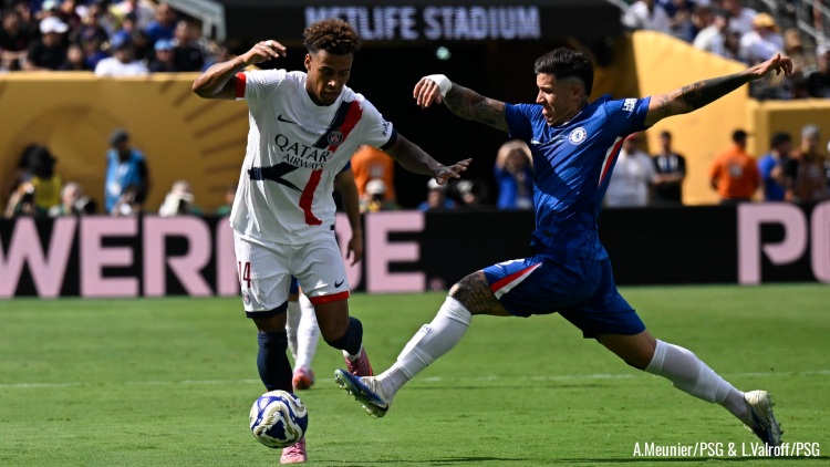 Révélé par L'Equipe jeudi, l'intérêt du PSG pour Enzo Fernandez a été largement relayé par la presse anglaise et argentine, mais n'a été confirmé que par une autre seule source pour le moment.