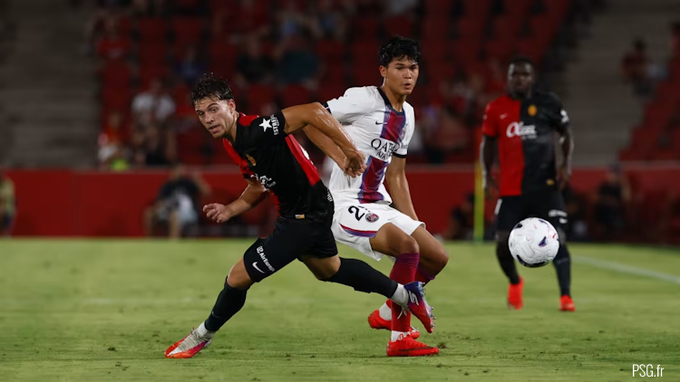 Dans un match dominé par les locaux à l'exception des dix premières minutes, le PSG a logiquement perdu à Majorque pour sa première sortie de l'été, malgré quelques noms connus comme Kvaratskhelia, Mayulu ou Zabarnyi. Luis Enrique a testé de nombreux jeunes aussi. Tour d'horizon des performances individuelles des joueurs du PSG à Majorque.