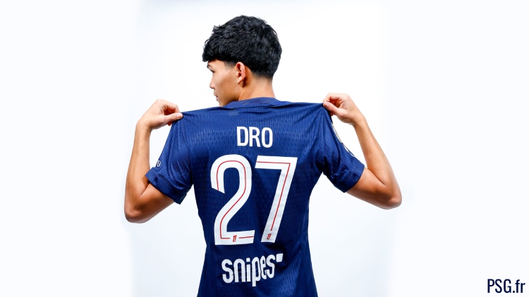 Le PSG a confirmé lundi soir la signature de Dro Fernandez jusqu'en 2030, ainsi que son numéro de maillot, le 27. Le maillot floqué Dro est d'ailleurs déjà disponible sur la boutique en ligne du PSG.