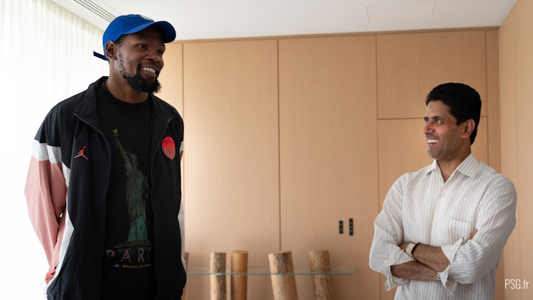 Quelques mois après le fonds d'investissement américain Arctos, c'est un autre investisseur minoritaire qui arrive au PSG, lui aussi américain. Le joueur de basket-ball Kevin Durant va investir dans le club de la capitale, mais via Arctos.