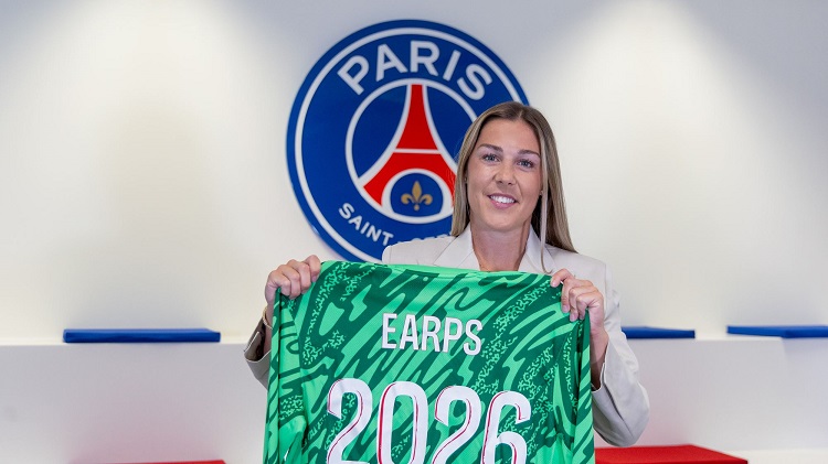 Le PSG officialise l'arrivée de la portière internationale anglaise Mary Earps, qui évoluait à Manchester United. La nouvelle gardienne rejoint le PSG jusqu'en juin 2026.