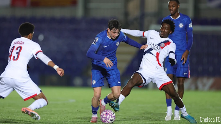 Dans cette semaine à un seul match pour l'équipe première, les U21 jouaient mercredi soir à Chelsea un match de Premier League International Cup, avec quelques noms connus dans le onze de départ, de David Boly à Ilyes Housni en passant par Noham Kamara, Eddy Doué (photo) ou encore Khalil Ayari. Retour sur leurs performances individuelles au cas par cas.