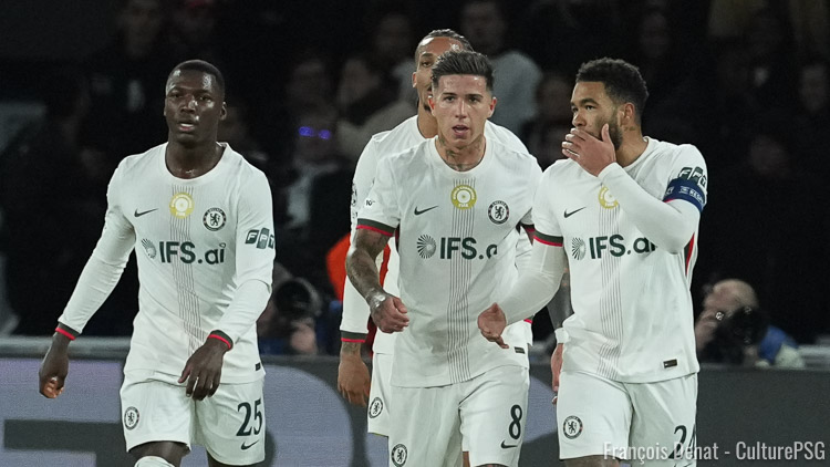 Deux jours après sa défaite 1-0 face à Newcastle, Chelsea s'est entraîné ce lundi en fin de matinée et plusieurs absents inattendus étaient à signaler à la veille du 8e de finale retour de Champions League face au PSG. Le capitaine des Blues Reece James était notamment absent et va manquer plusieurs semaines selon The Athletic.