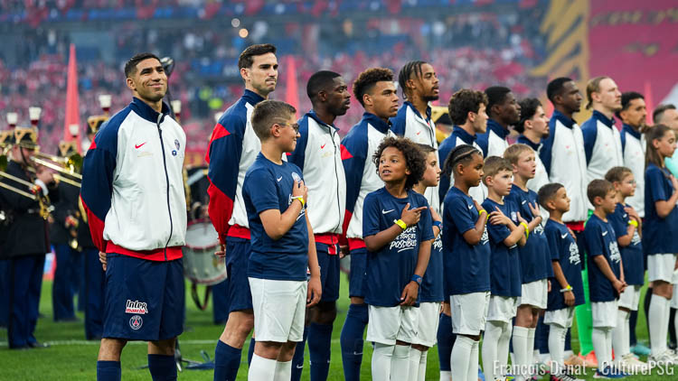 À l'avant-veille du match, qui aura lieu ce lundi à 12h aux Etats-Unis et à 21h en France, les absents de Seattle/PSG se précisent. Côté parisien, Ousmane Dembélé est toujours le grand incertain tandis que Hakimi devrait bien être là.