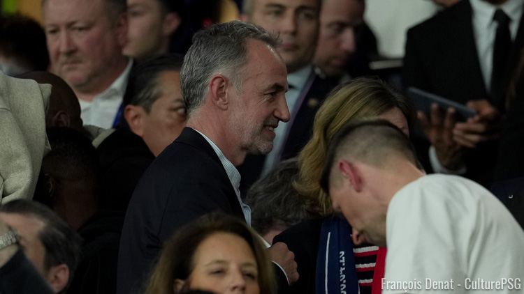 Présent au Parc des Princes face à Toulouse puis Liverpool mercredi soir, le nouveau maire de Paris Emmanuel Grégoire a répété ce jeudi en conférence de presse son intention de trouver un accord avec le PSG pour la vente du Parc des Princes. Et après avoir annoncé espérer un accord d'ici la fin de l'été, l'édile a accepté de se plier au calendrier du PSG, qui souhaite trancher la question de son futur stade à l'automne.