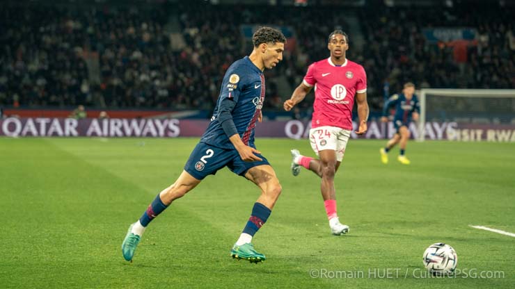 Achraf Hakimi a fêté vendredi soir contre Toulouse sa 200e sous le maillot du PSG. Le Marocain a reçu une belle médaille avant de faire une petite blague contractuelle à Luis Campos.