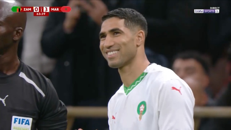 Le Maroc s'est imposé 3-0 face à la Zambie ce lundi soir à Rabat grâce à un doublé d'Ayoub El-Kaabi et un nouveau but de Brahim Diaz. Remplaçant au coup d'envoi, Achraf Hakimi a fait son grand retour de blessure à la 64e minute, récupérant au passage le brassard de capitaine. Le latéral droit du PSG a même failli marquer le quatrième but des siens à la 81e. Voici le résumé et les buts de ce Zambie/Maroc en video.