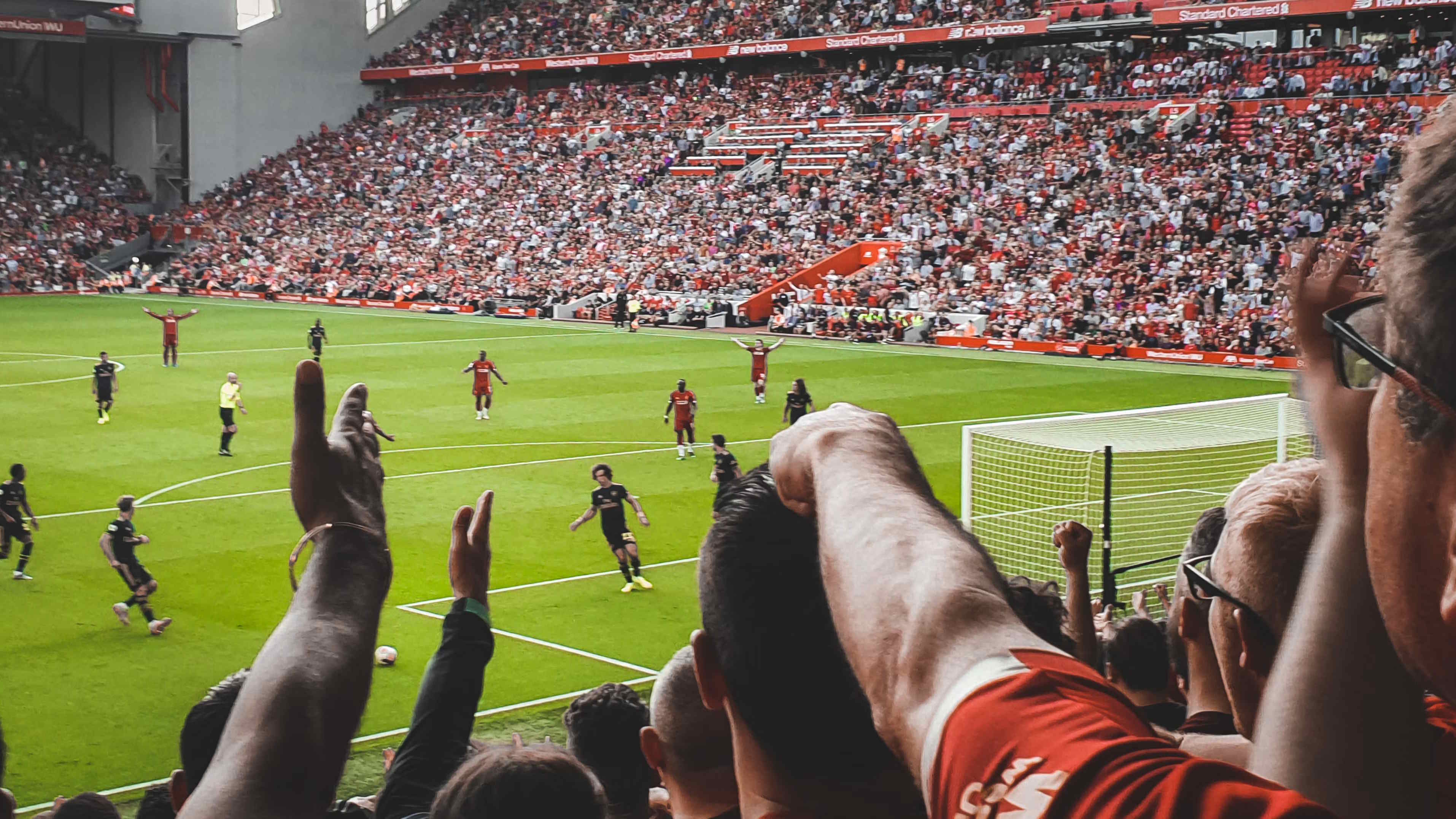 À l’heure où tout se joue sur smartphone, le passage au point de vente avant un match du PSG résiste. Les applications de paris sportifs ont gagné du terrain, mais remplir un bulletin papier au comptoir n’a pas disparu. Il reste même un marqueur fort de la culture supporter, à Paris comme ailleurs.